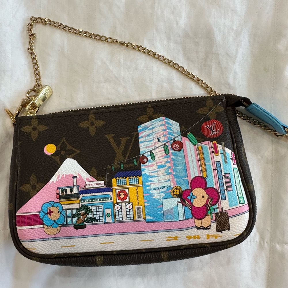 ❌❌SOLD❌❌ Louis Vuitton Christmas edition mini pochette